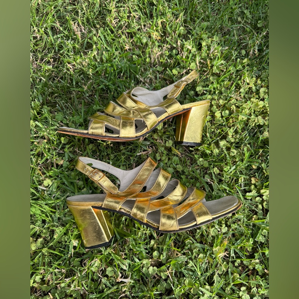 70s Vintage Gold Strappy Sandals w block Heels 8A - Picture 2 of 8